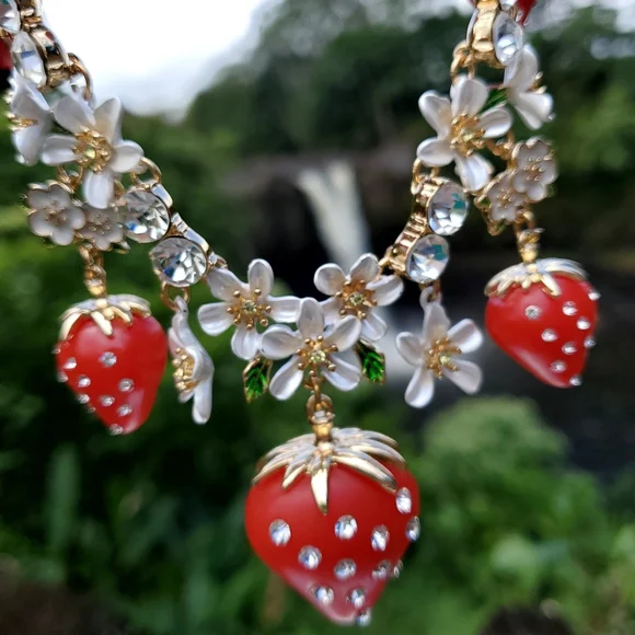 Betsey Johnson NWT Strawberry Frontal Statement Necklace - Picture 2 of 9